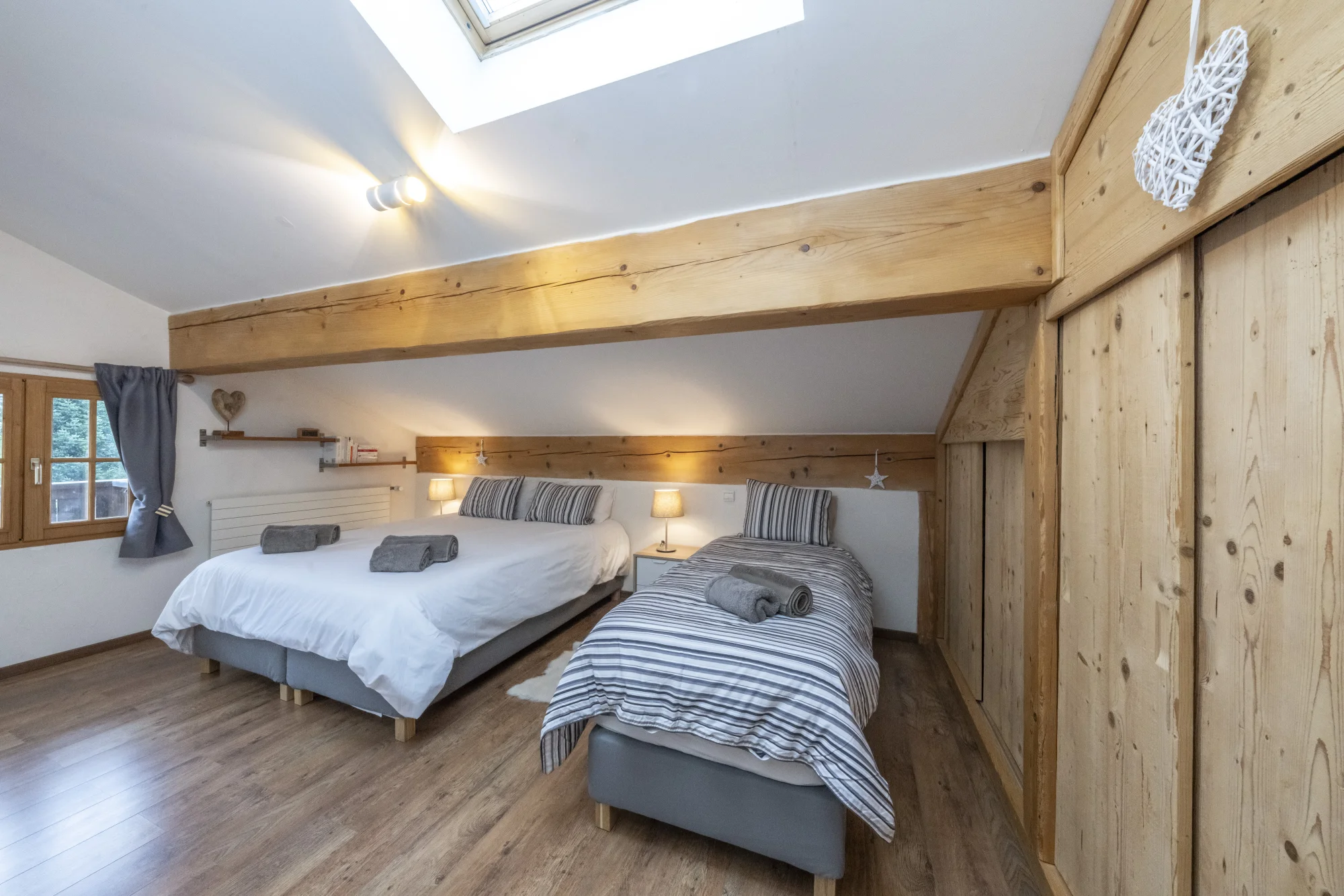 Chambre avec un lit double et un lit simple