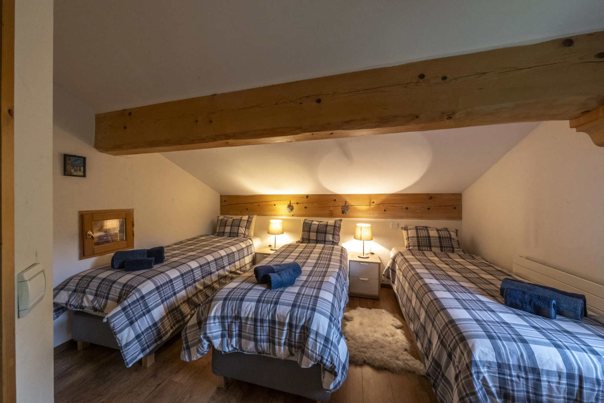Chambre avec trois lits simples