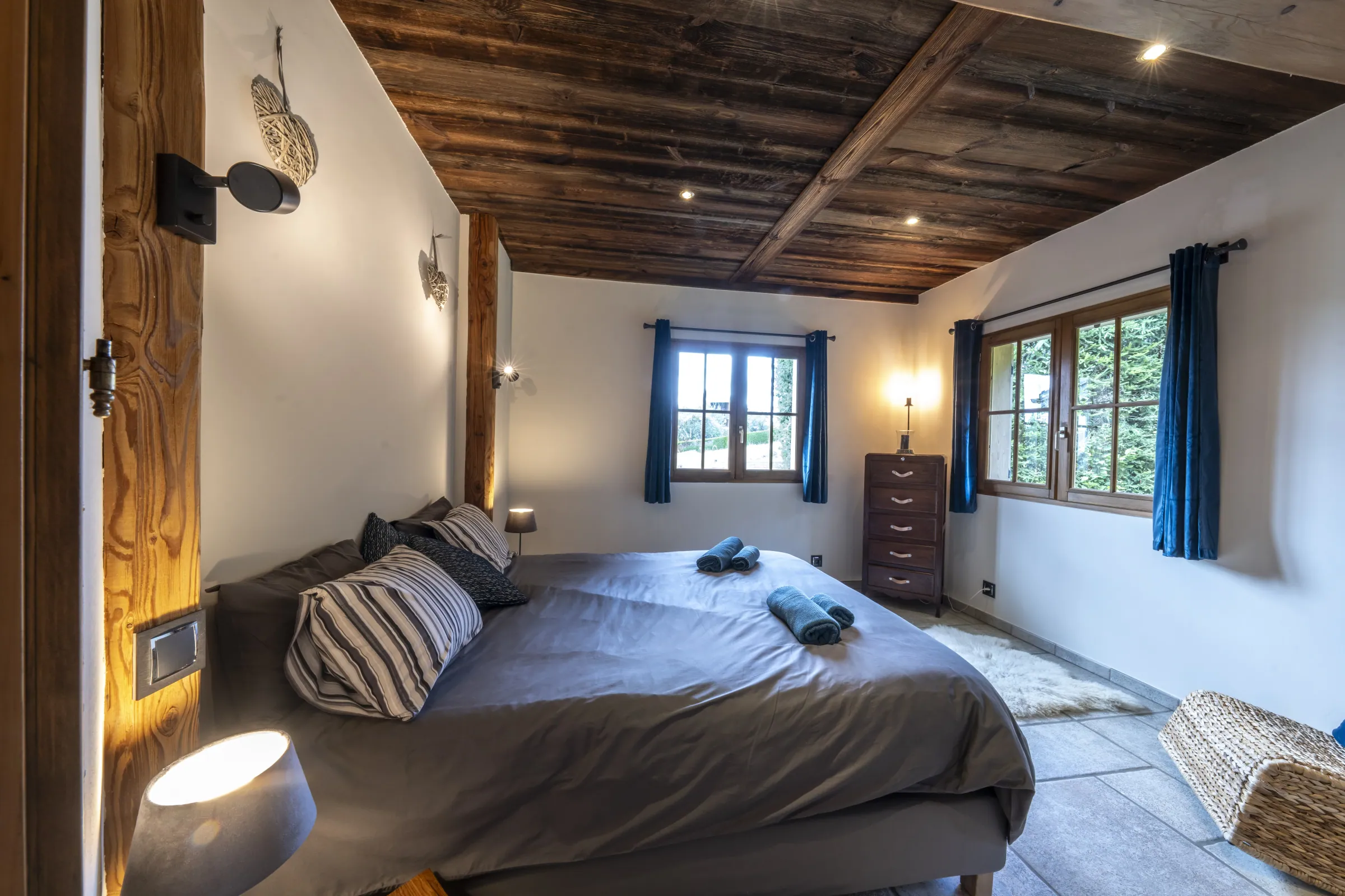 Chambre double aux tonalités bois et bleu