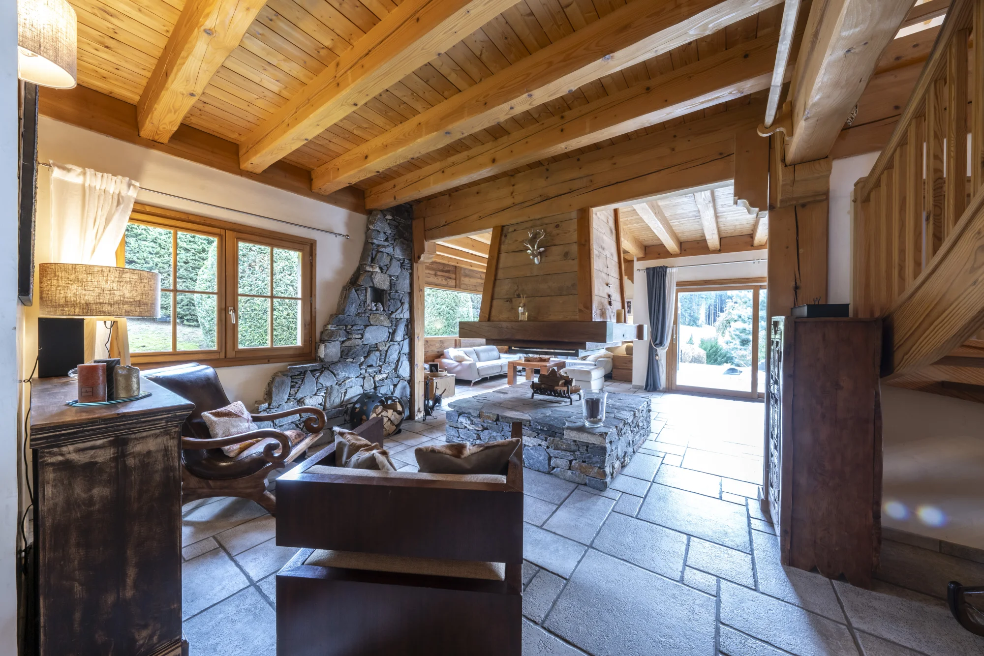 Séjour en bois et pierre autour de la cheminée