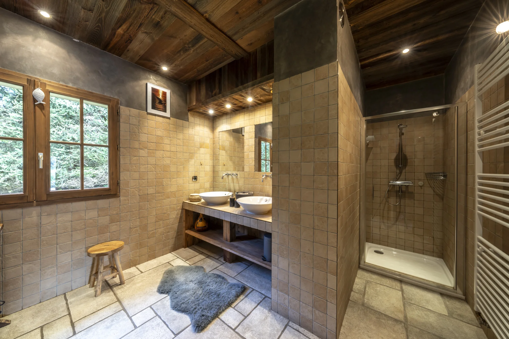 Salle de bain avec deux vasques et douche