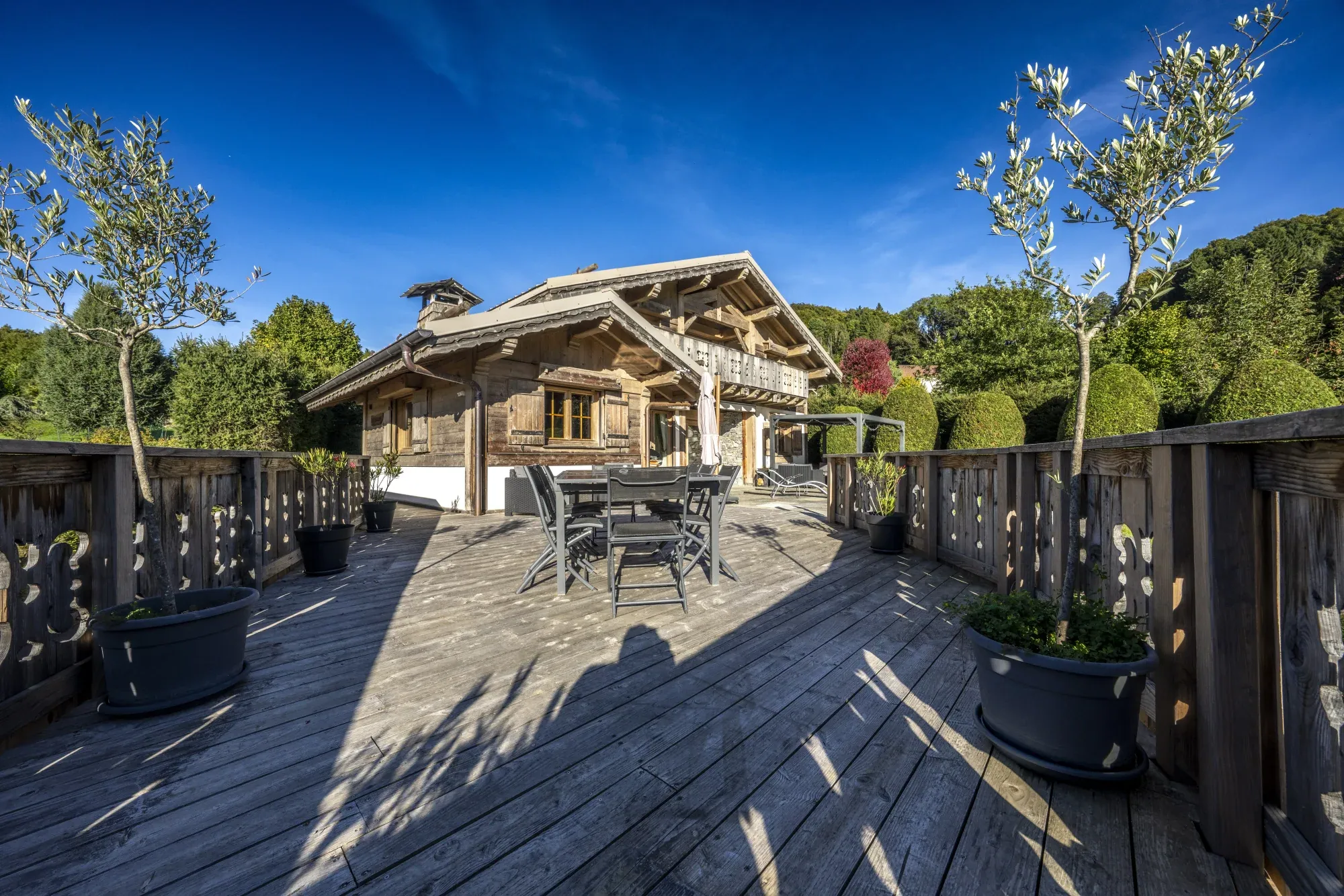 Grande terrasse en bois du chalet